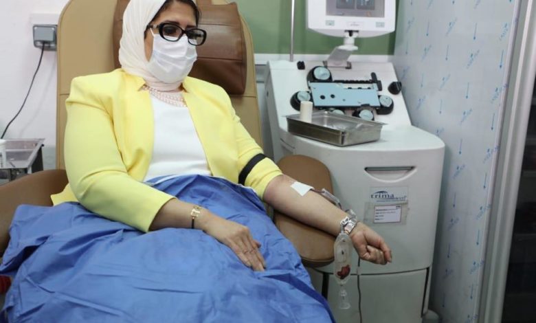 وزيره الصحة تتبرع بالدم