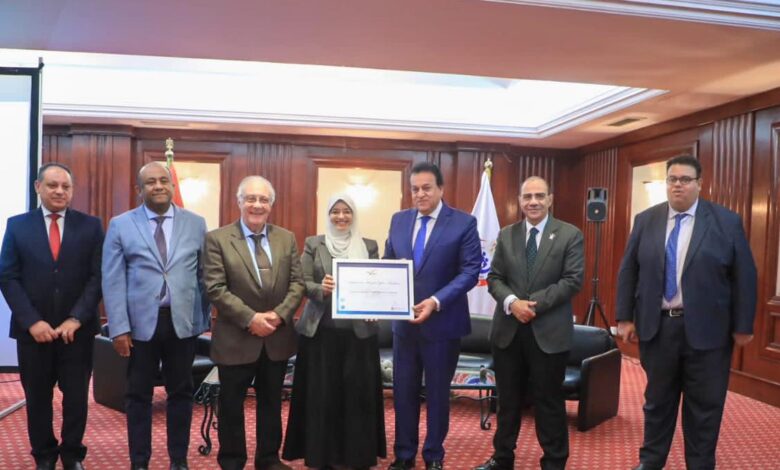 تكريم وزير الصحة للطلاب الناجحين في اختبار دبلومة هيرميس