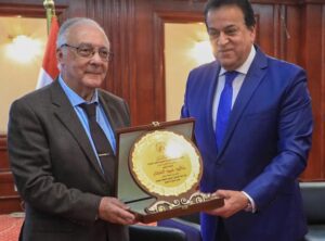 تكريم وزير الصحة والسكان