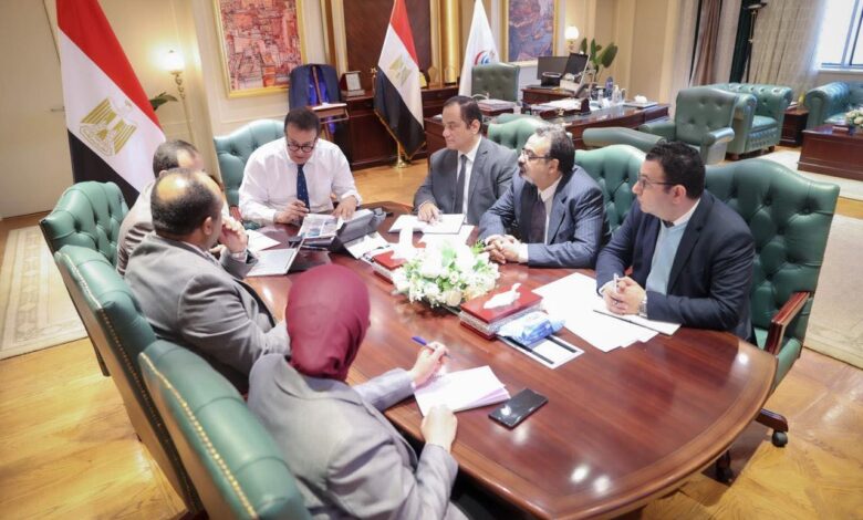 جانب من اجتماع وزير الصحة لبحث الوضع التنفيذي لعدد من المشروعات