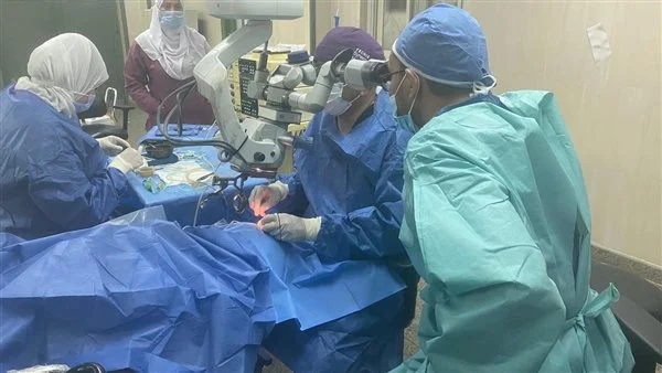 جانب من العملية الجراحية بمستشفى سوهاج الجامعي