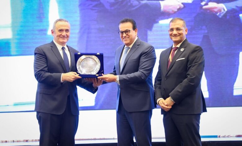 وزير الصحة يشهد فعاليات المؤتمر السنوي لمعهد الكلى والمسالك البولية