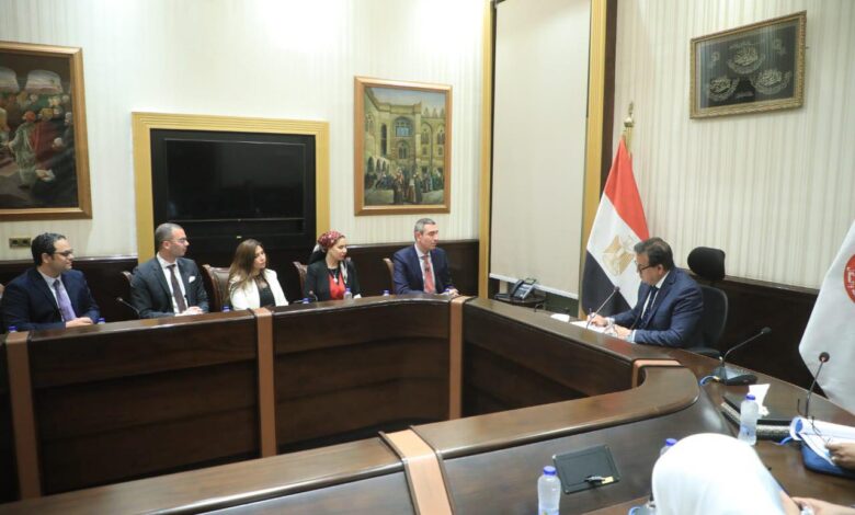 لقاء وزير الصحة مع مملثي فايزر