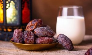 تناول التمر واللبن في رمضان
