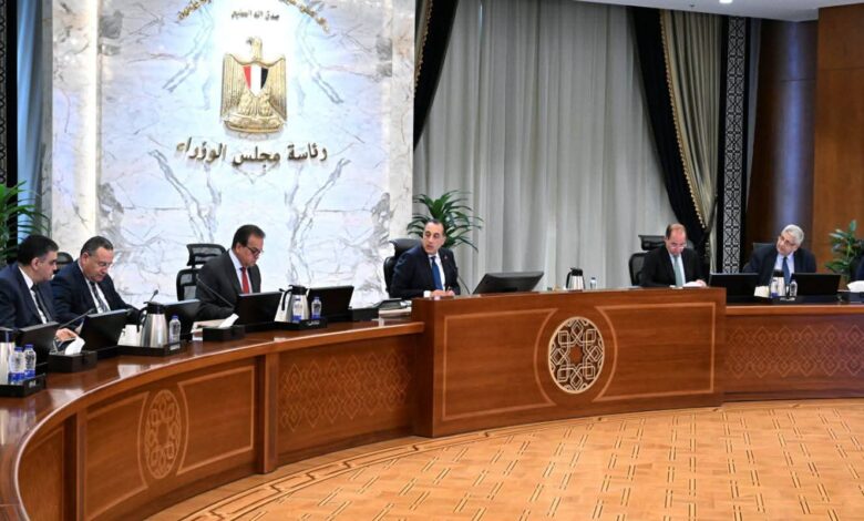 رئيس الوزراء يتابع موقف توافر مخزون من الأدوية