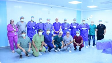 رئيس جامعة سوهاج يقود جراحة دقيقة