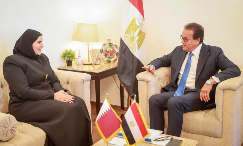 وزير الصحة يستقبل وزيرة التعاون الدولي بقطر