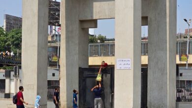 ذوي المرضى يتسلقون بوابة مستشفيات الدمرداش