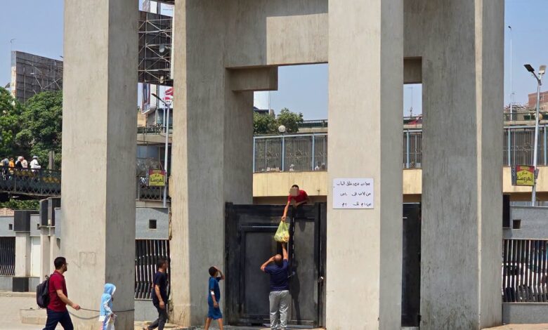 ذوي المرضى يتسلقون بوابة مستشفيات الدمرداش