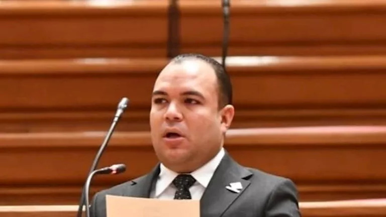 نائب يطالب بإقالة وزير الصحة