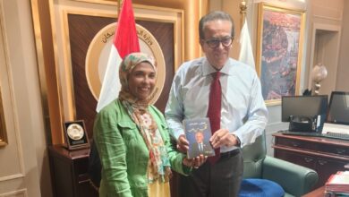 وزير الصحة يشيد بكتاب الحكيم مجدي يعقوب