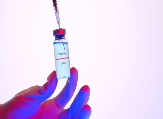 شركة GSK تطور لقاح بتقنية mRNA