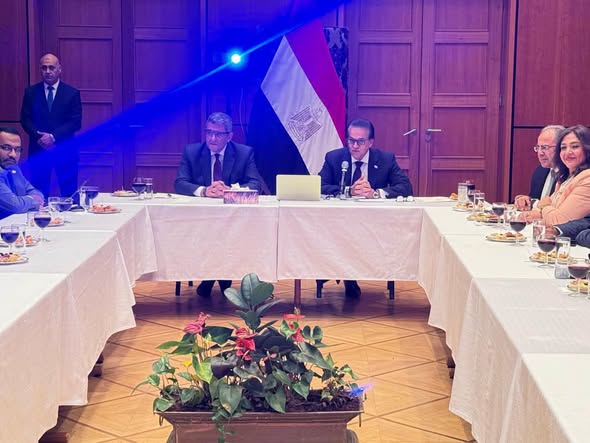 وزير الصحة يلتقي نخبة من الكوادر الطبية المصرية
