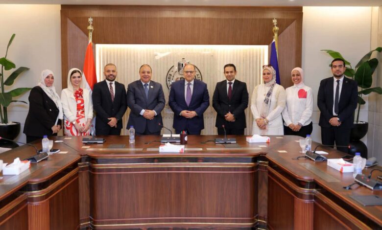 رئيس هيئة الدواء مع ممثلي شركة «نابكو»