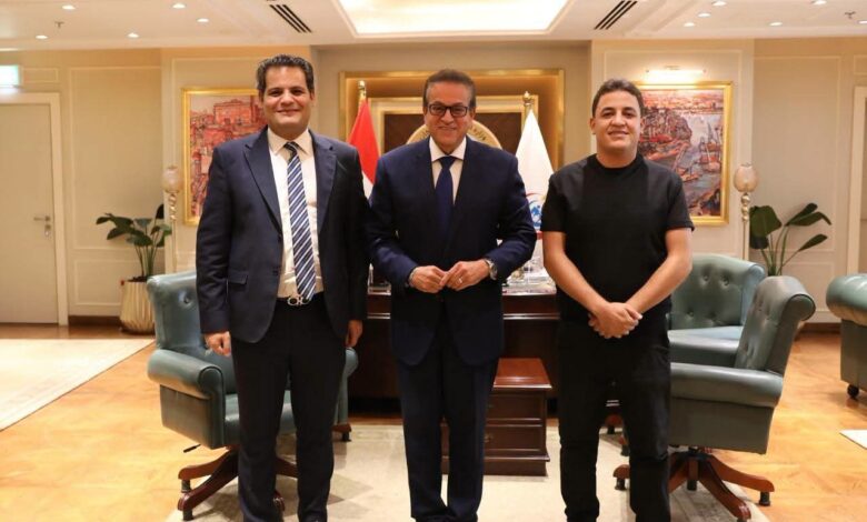 وزير الصحة ورئيس التحرير وصحفي موقع بصراحة