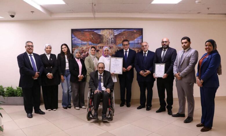 وزير الصحة يتسلم شهادتى «الأيزو»