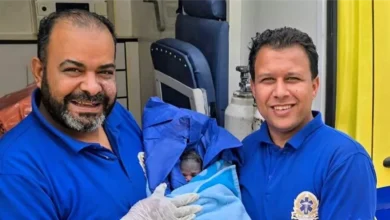 مسعفان يساعدان سيدة على الولادة