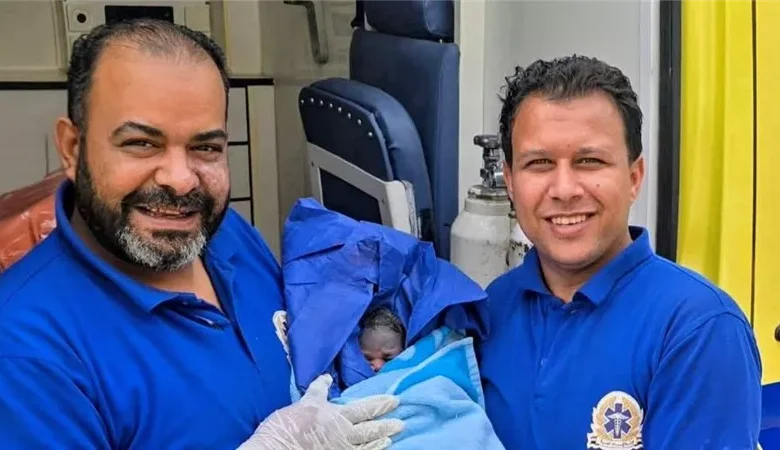 مسعفان يساعدان سيدة على الولادة